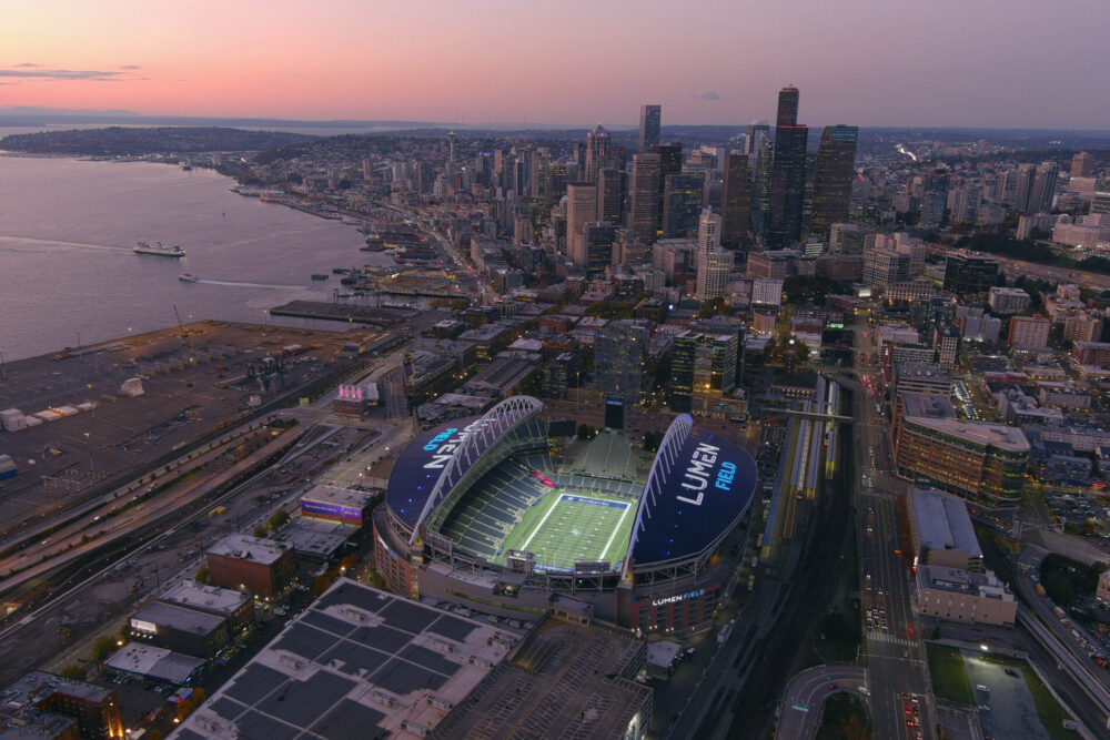 Lumen Field im Vordergrund, dahinter die Skyline von Seattle
